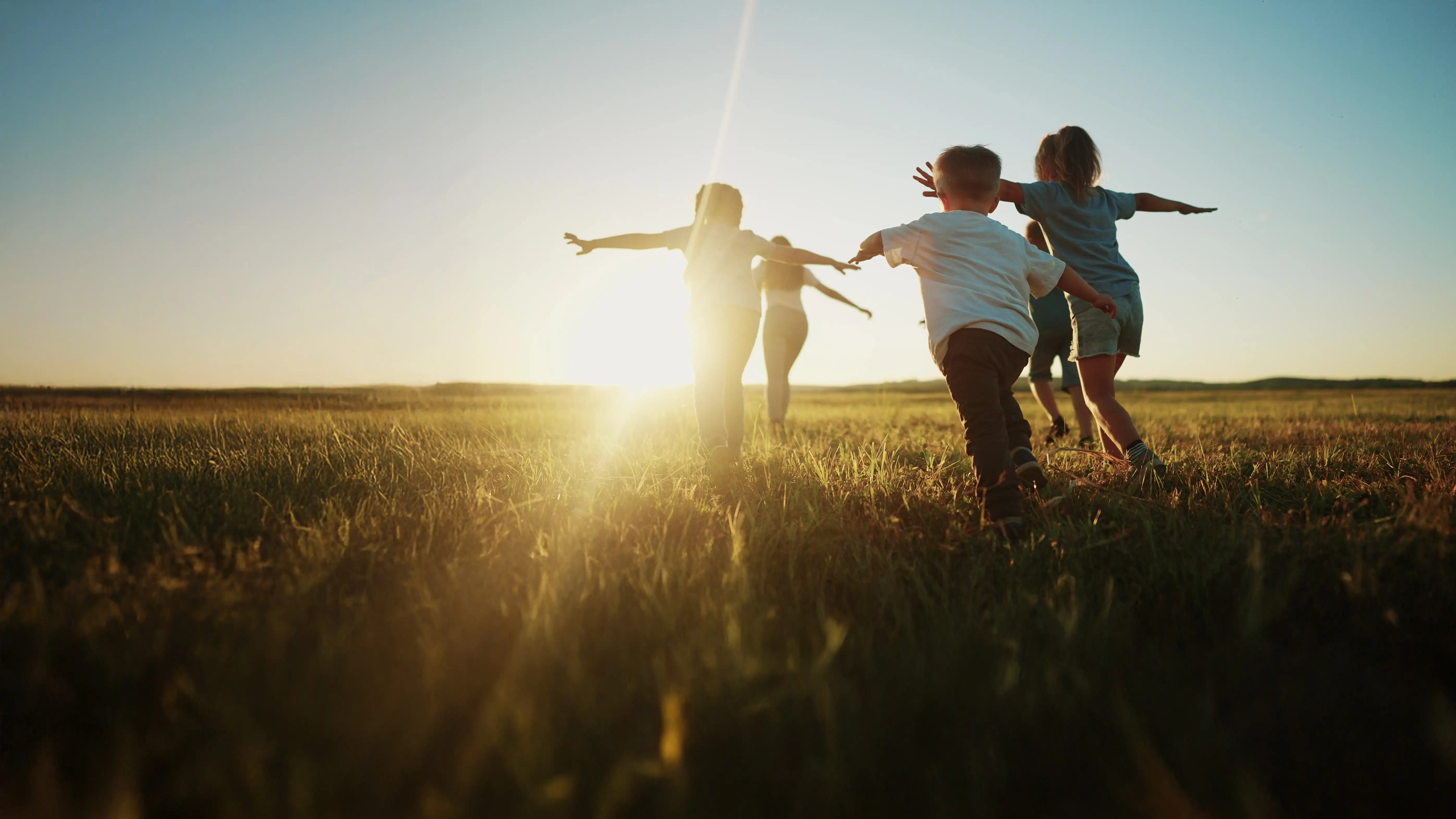 夕陽の中を走る子どもたち